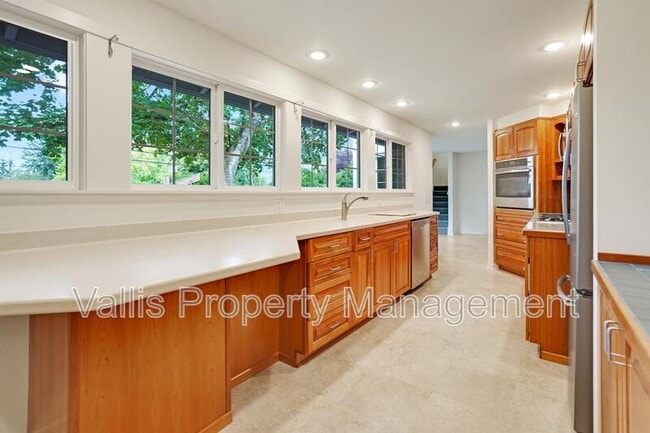 Building Photo - 3385 Camellia Dr S