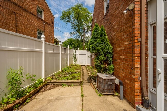 Building Photo - Stunning 2 bedroom home in Dormont availab...