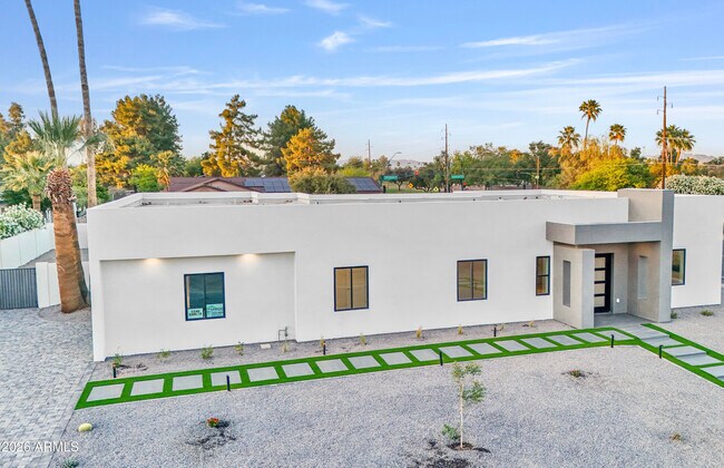 Building Photo - 5540 E Dahlia Dr
