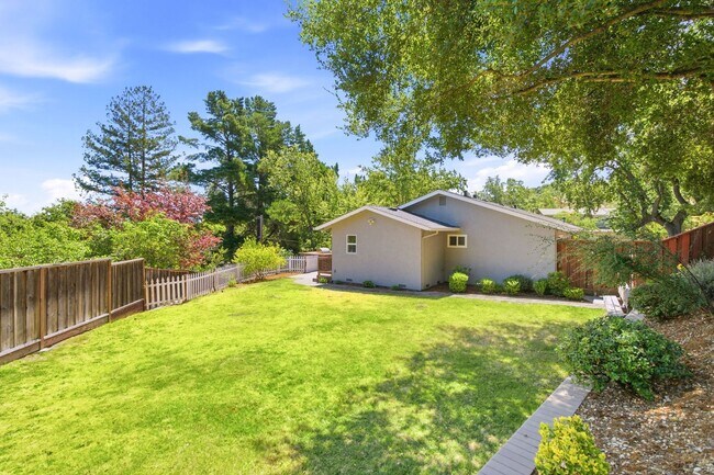 Building Photo - Spacious 4-bedroom 2-Bath in Desirable Area in Walnut Creek!