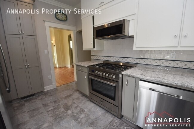 Building Photo - 209 Claude St