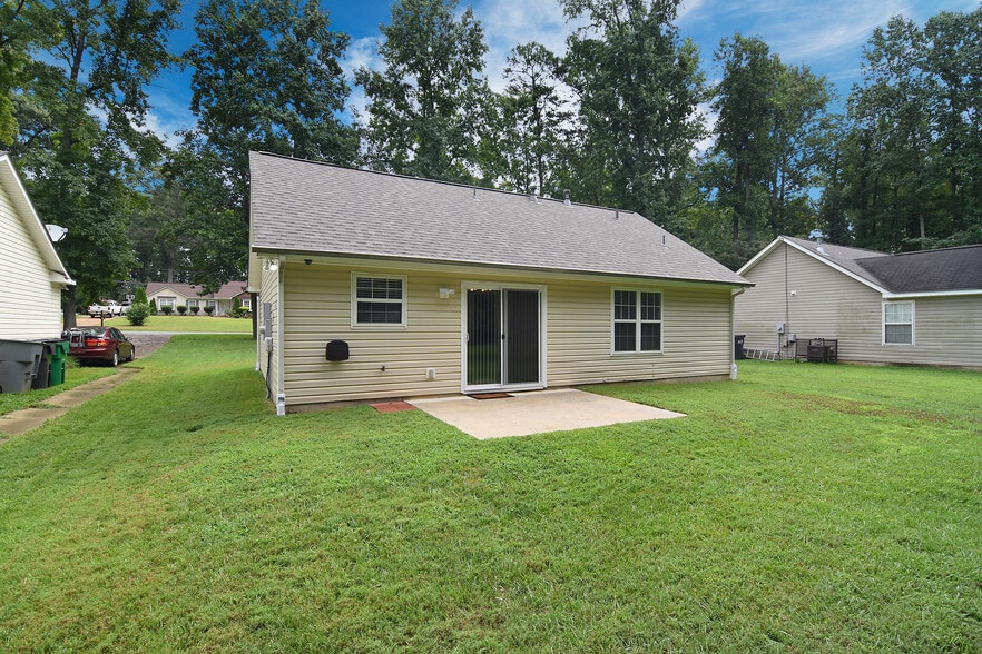 Back Yard & Patio - 6825 Sullins Rd