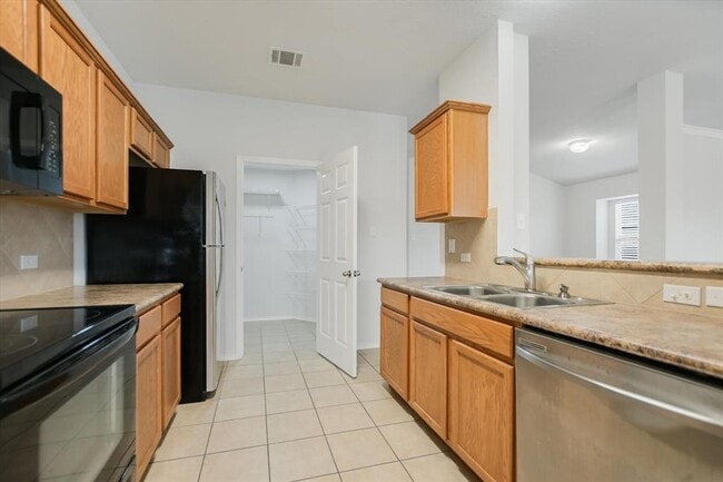 Building Photo - 906 Washburn Dr