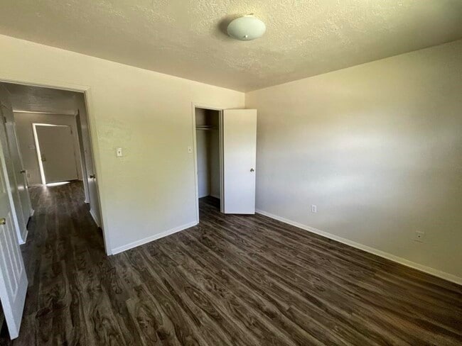 Building Photo - 1502 NW Kingsbury Ave