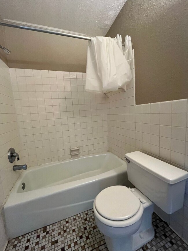 Building Photo - Main Floor Studio in St. Paul - Great Location