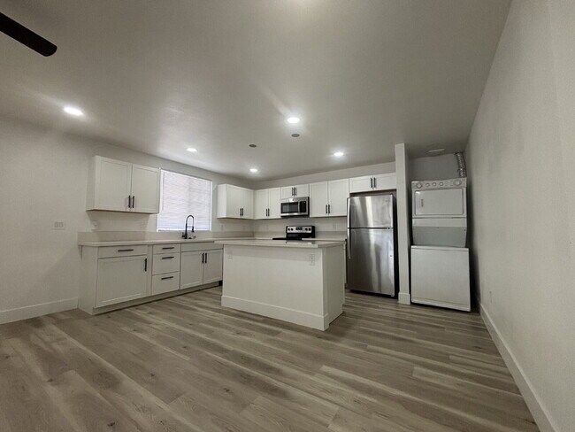 Building Photo - Fully remodeled and spacious 3 bed/2bath available!