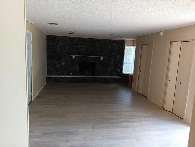 Building Photo - 839 E 2nd St