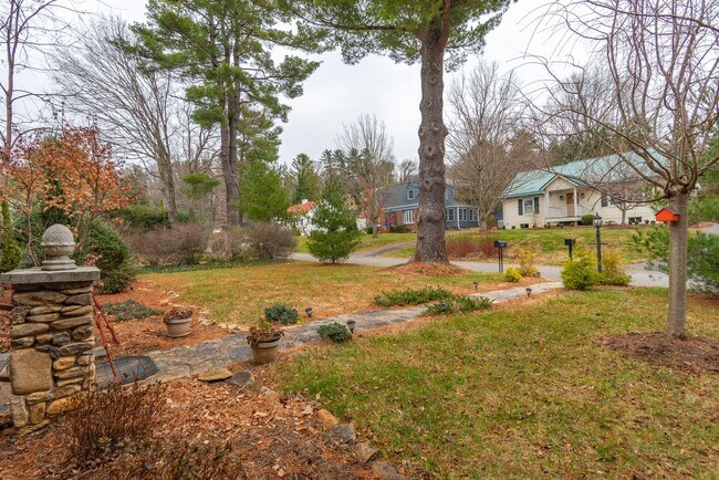 Building Photo - Charming North Asheville Home