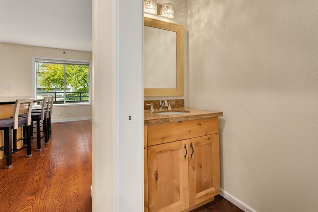 Building Photo - 3 bedroom townhome in perfect location in ...