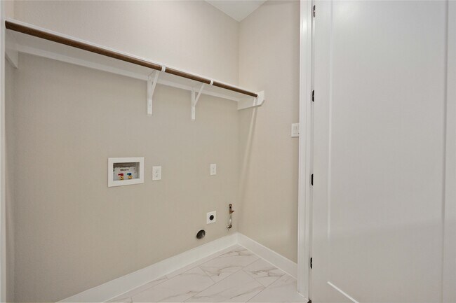 Building Photo - 8006 Sunbury St