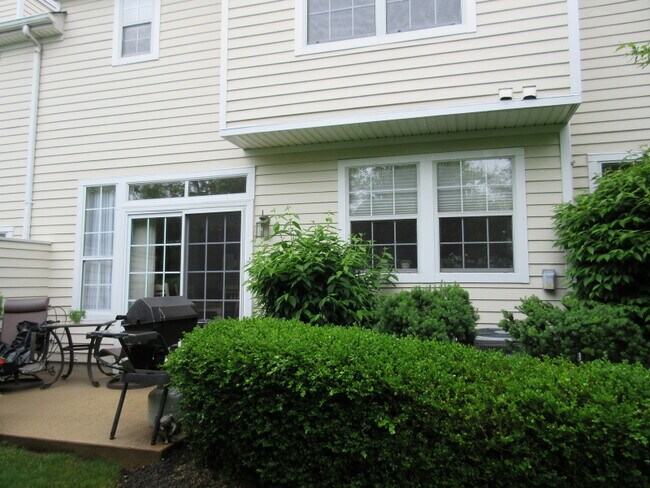 Building Photo - 33 High Pond Ln