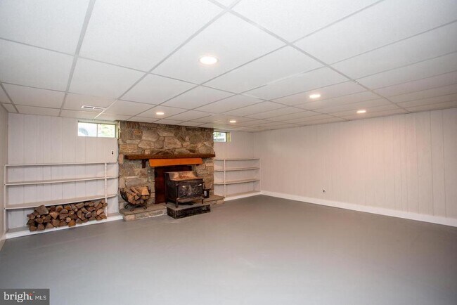 Building Photo - 305 S Tower Rd