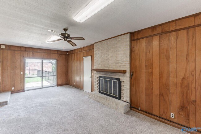 Building Photo - 904 SE Chatterson Rd