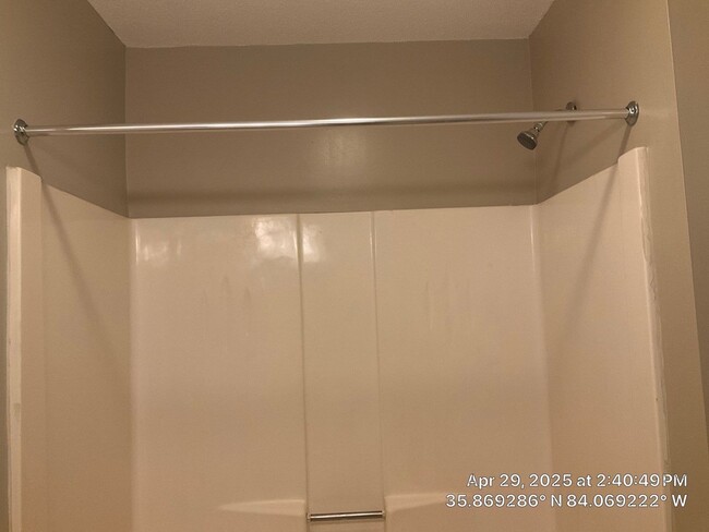 Building Photo - 3 Bedroom / 2.5 Bath House Available Now