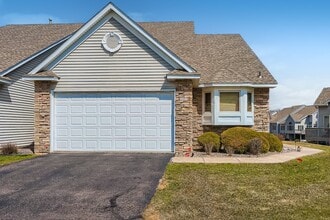 Building Photo - Beautiful 3-Bed 3-Bath Townhouse in Shoreview!