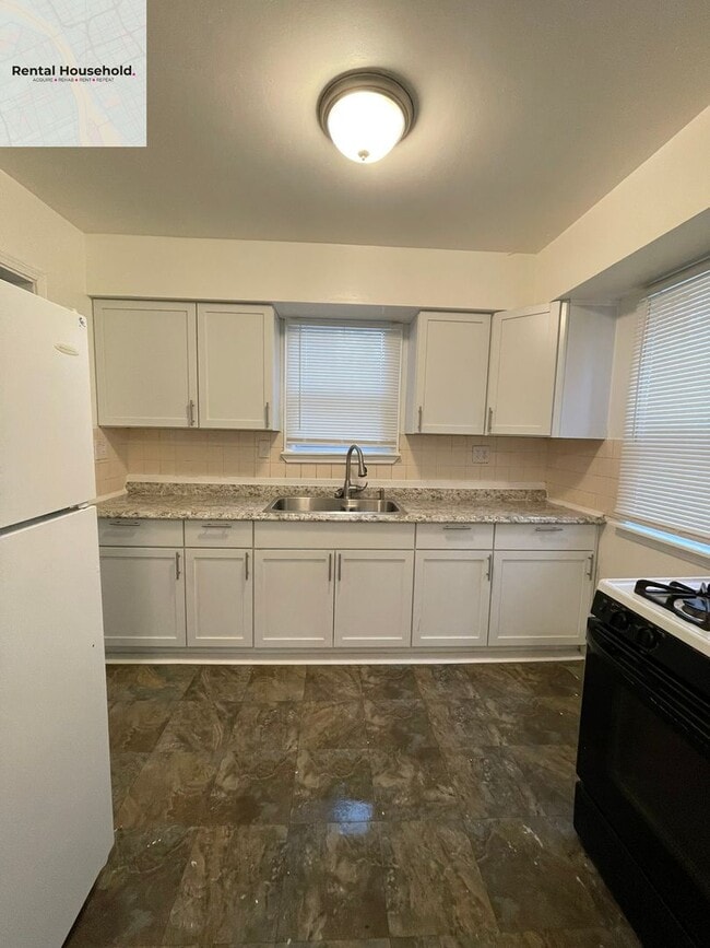 Building Photo - Beautiful 4 Bedroom Colonial Home-Section 8 ONLY