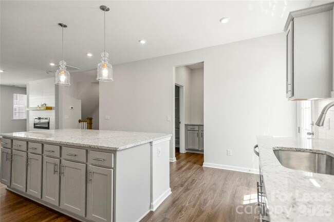 Building Photo - 7113 Brookview Ln