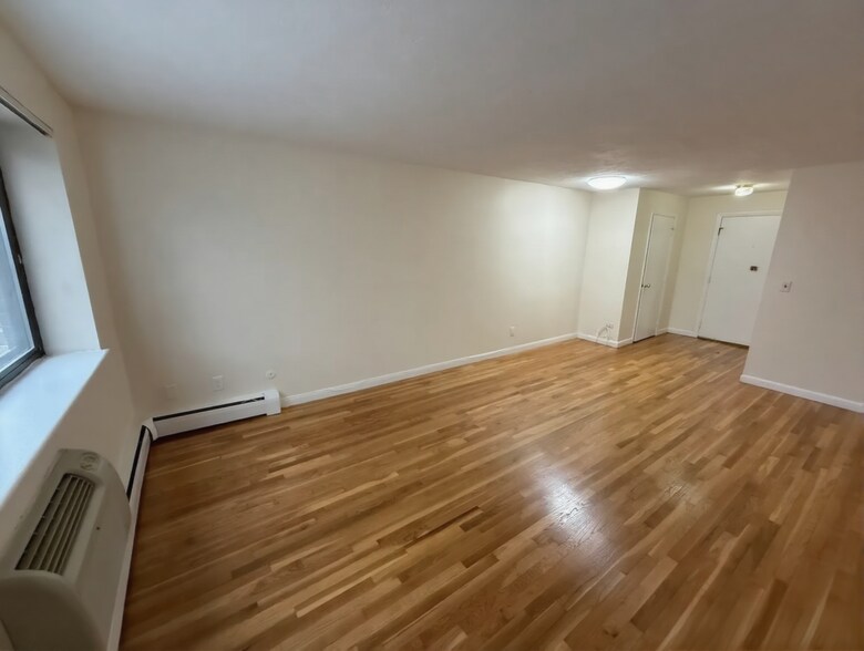 Building Photo - 112 Dustin St