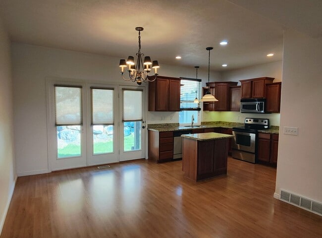 Building Photo - Great Condo in Prestigious Chandler Pointe...
