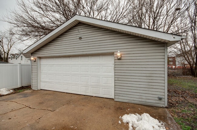 Building Photo - 811 John St