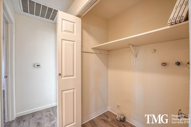 Building Photo - Tucked away 2 Bed 1 Bath Duplex in Hillsboro