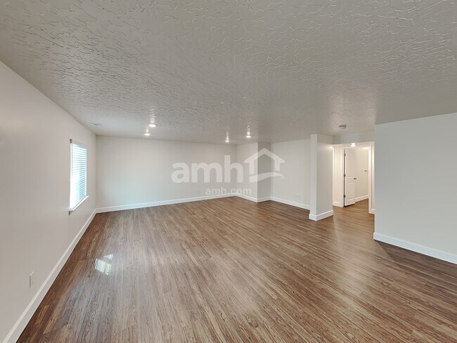 Building Photo - 2986 E N Vlg Dr