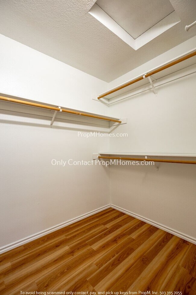 Building Photo - Open-Concept Living with Easy Portland Com...