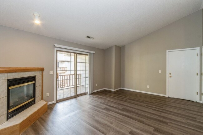 Building Photo - Updated 2 Bedroom with Garage and Off Street Parking Included!