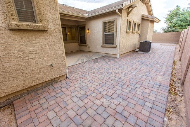 Building Photo - 945 E Blue Spruce Ln