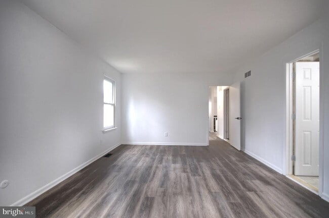 Building Photo - 49 Brambling Ln