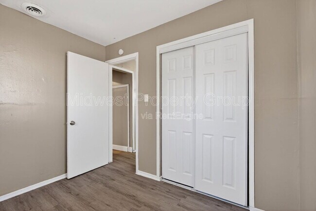 Building Photo - 8921 Higginson Ave