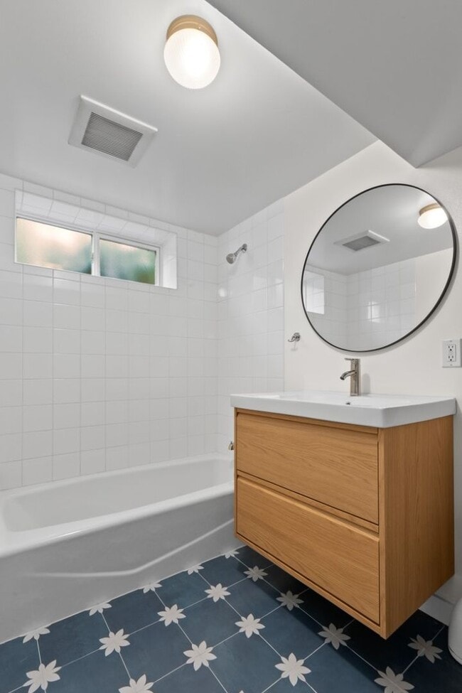 Building Photo - 1Bd/1Ba Seattle Duplex