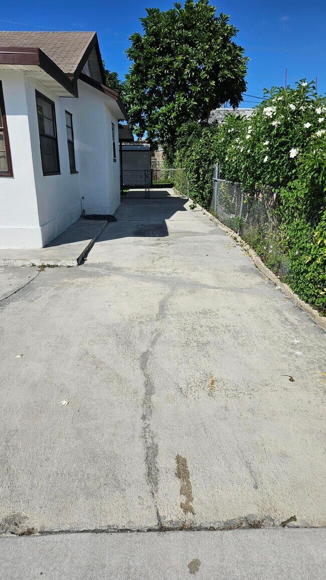 Building Photo - 421 Ardmore Rd