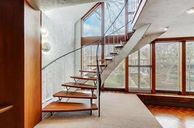 Building Photo - 2881 Observatory Ave