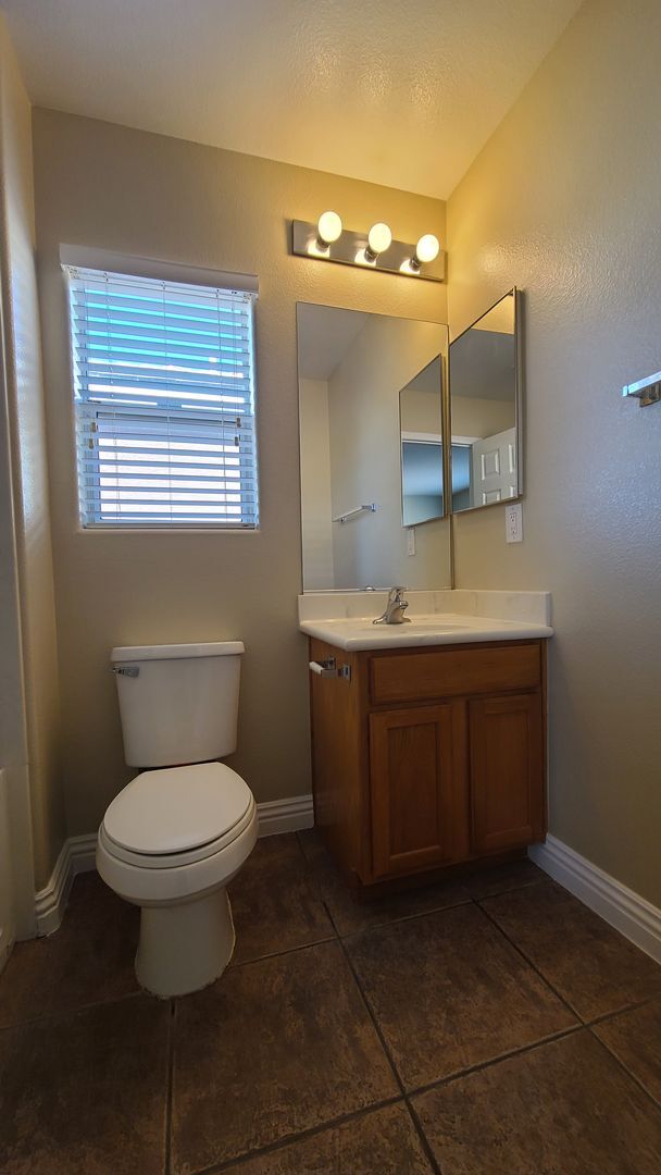 Building Photo - 3 Bedroom home located near Mountains Edge.