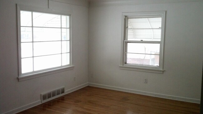 Building Photo - 3 Bedroom, 1 Bath Home with Hardwood Floors!