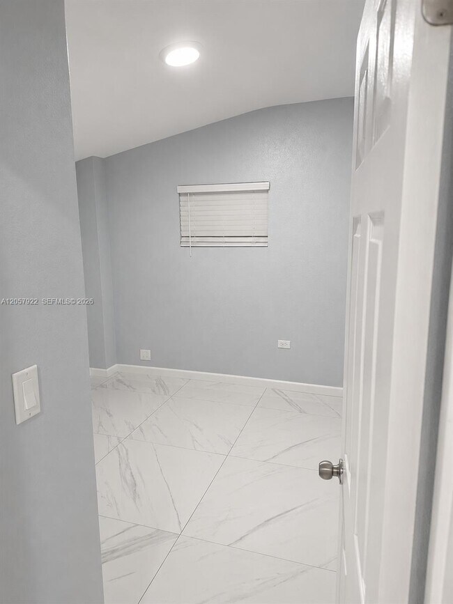Building Photo - 552 NE 161st St