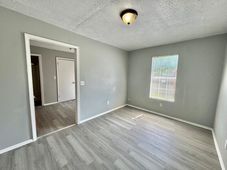 Building Photo - 1501 SW 30th St