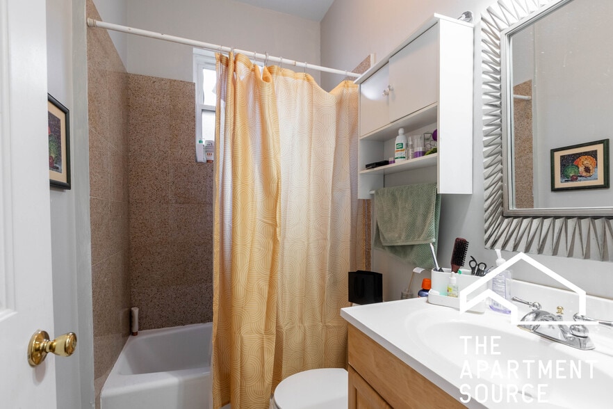 Building Photo - 1314 W Roscoe St