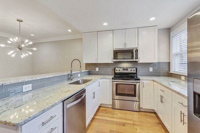 Building Photo - Beautiful TH - 4 bedroom + 3.5 BA - 7 mo -...