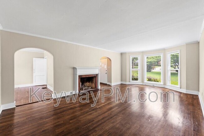 Building Photo - 2334 Redwood Dr