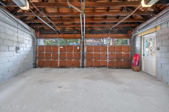 Building Photo - 266 River Rd