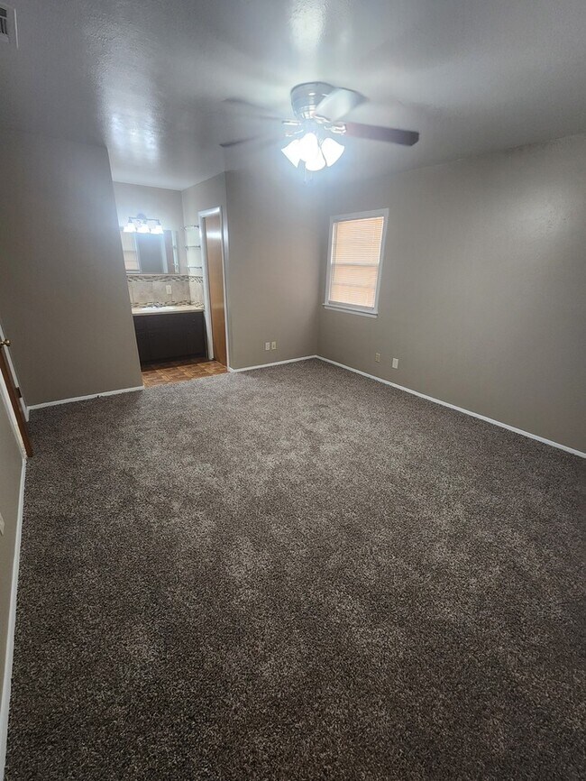 Building Photo - 3 bed 2 bath home, 2 car garage