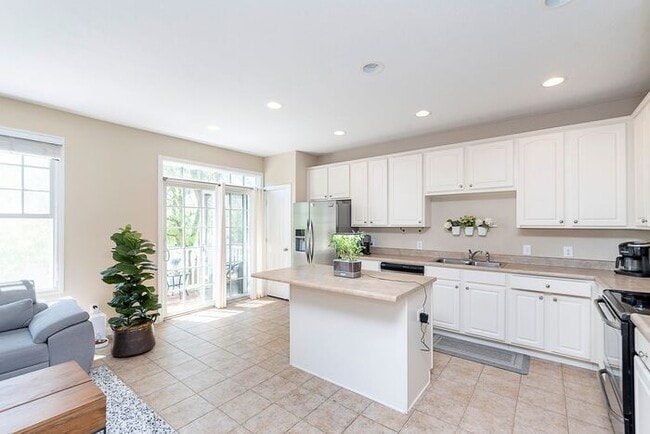 Building Photo - Beautiful 3 Bed Townhome In the Heart Of Village Of West Clay!