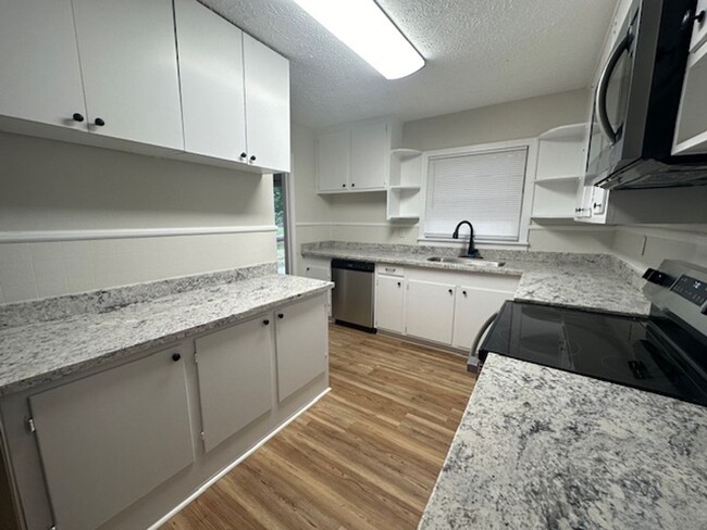 Building Photo - 2 Bedroom available for Rent in Brandon 39...