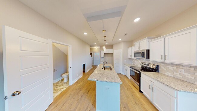 Building Photo - 3 bedrooms almost brand new house