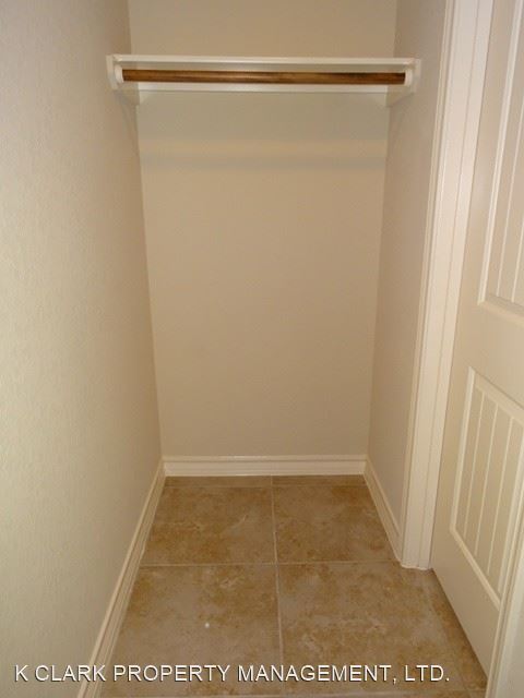 Building Photo - 3 br, 2.5 bath House - 6942 LAKEVIEW DR #102