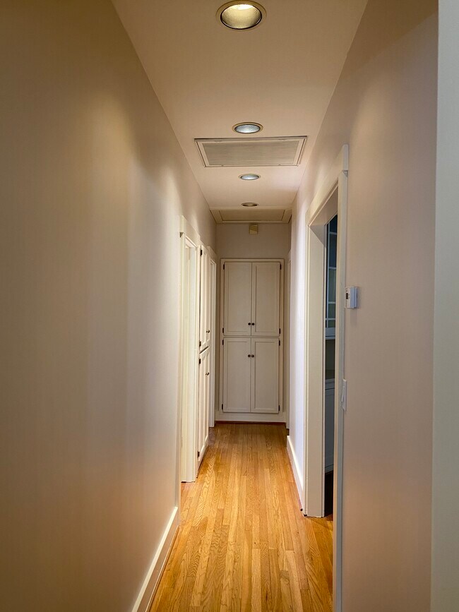 Hall Way - 1823 N Michigan Ave