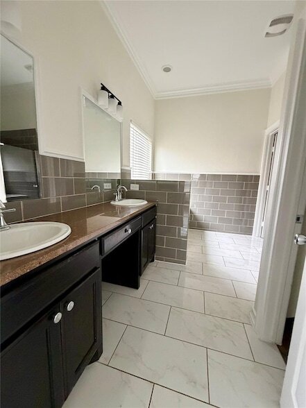 Building Photo - 398 Mesa Dr