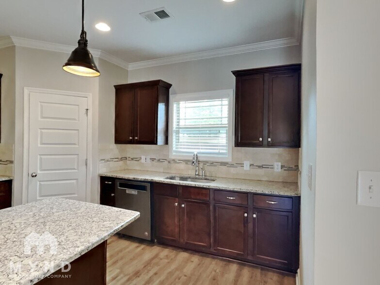 Building Photo - 214 Balota St